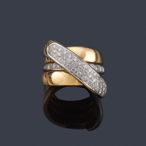  Anillo con banda de pavé de brillante en oro blanco y amarillo de 18K.