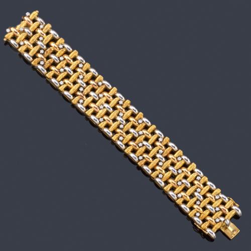  Pulsera ancha con diseño entramado en oro blanco y amarillo decorado con brillantes de aprox. 1,65 ct en total.