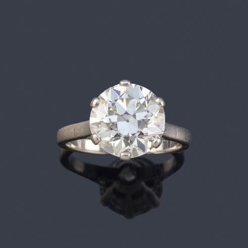  Solitario con diamante talla antigua de aprox. 3,70 ct en montura de oro blanco de 18K.