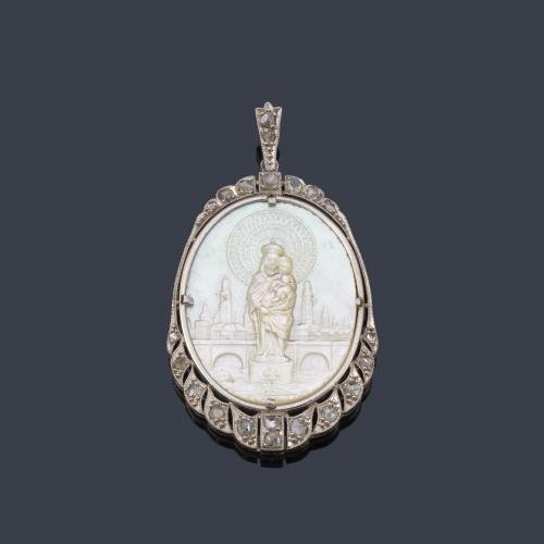  Medalla devocional época 'Art Decó' con La Imagen de La Virgen del Pilar realizado en nácar enmarcado con diamantes talla rosa.