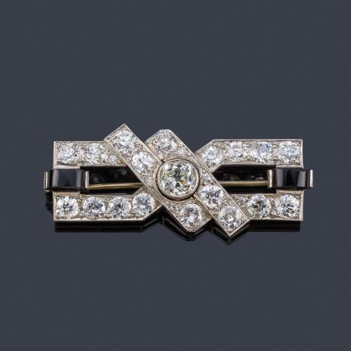  Broche 'Art Decó' con diamantes talla antigua de aprox. 5,50 ct en total y dos piezas de ónix, en montura de oro blanco de 18K. Años '30.