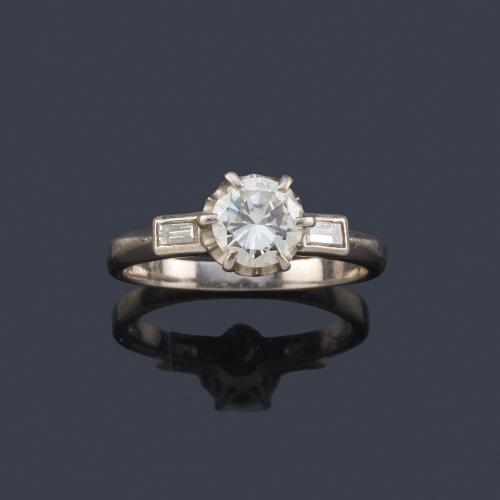 Lote 2414
Solitario con un brillante de aprox. 0,90 ct en montura de oro blanco de 18K.