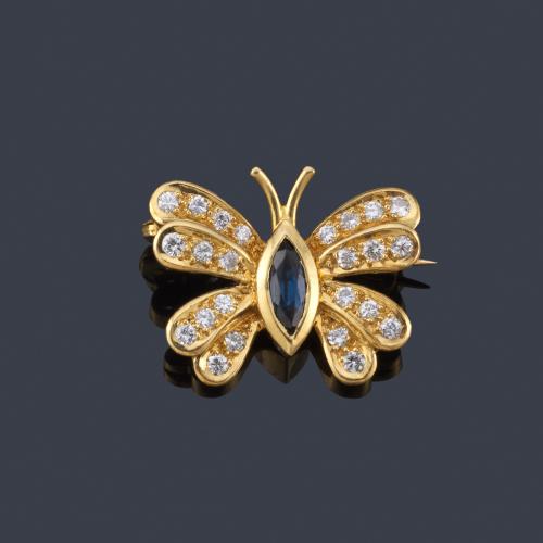 Broche en forma de mariposa con zafiro central talla marquís y brillantes, realizado en montura de oro amarillo de 18K.