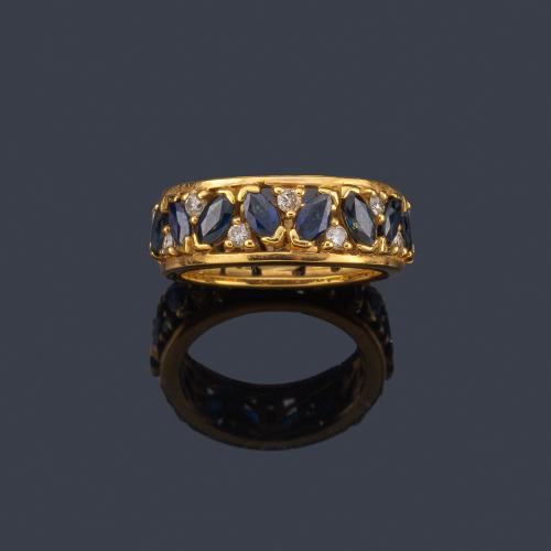  Anillo con banda de zafiros talla marquís intercalado con brillantitos en montura de oro amarillo de 18K.
