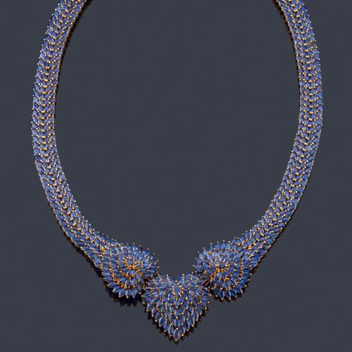  Collar con zafiros talla marquís y perilla de aprox. 35,75 ct en total, realizado en montura de oro amarillo de 14K.