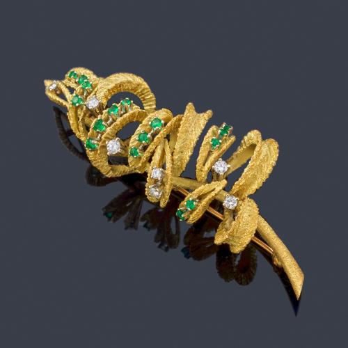  Broche con diseño vegetal con brillantes y esmeraldas en oro amarillo mate de 18K. Años '70.