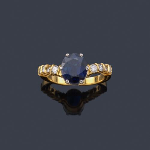 Lote 2421
Anillo con zafiro talla oval de aprox. 1,70 ct con banda de brillantes en ambos lados.