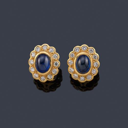  Pendientes cortos con pareja de zafiros talla cabujón de aprox. 6,00 ct en total con orla de brillantes de aprox. 1,45 ct en total.