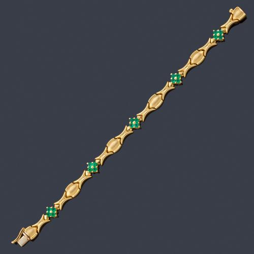  Pulsera con eslabones articulados con esmeraldas con diseño floral en oro amarillo de 18K.