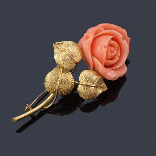  Broche con motivo floral realizado en coral rosa y montura de oro amarillo de 18K.