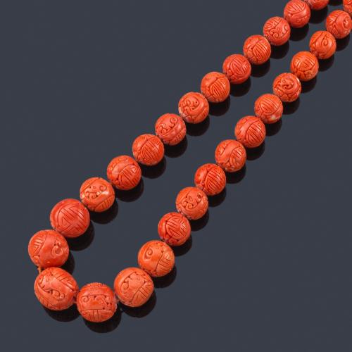  LUIS GIL
Collar largo con cuentas esféricas de coral labradas en disminución.