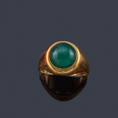  Anillo con crisoprasa en cabujón en montura de oro amarillo de 18K.