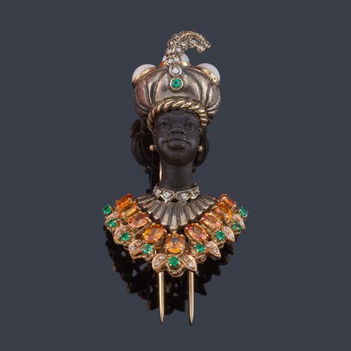  Broche 'Moretto' con gemas de color, esmeraldas y diamantes en montura de plata envejecida y detalles en oro amarillo de 9K.