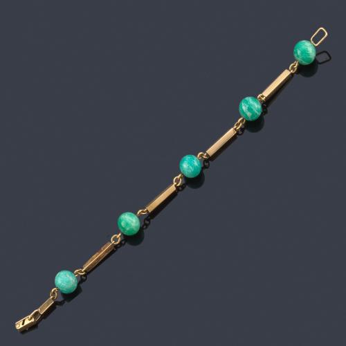  Pulsera con cuentas de amazonita con eslabones rectangulares en oro amarillo de 18K.