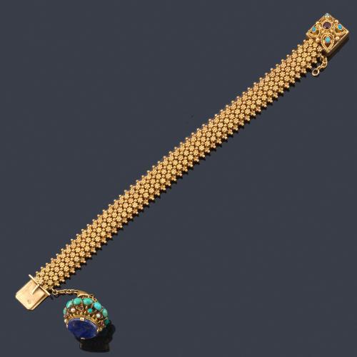  Pulsera con eslabones en forma de esferillas y dije con turquesas en cabujón y placa de lapislázuli.