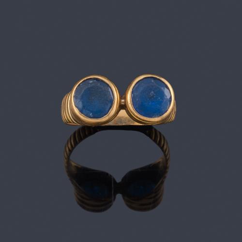  Anillo con dos piezas símil de zafiro en montura gallonada de oro amarillo de 18K.