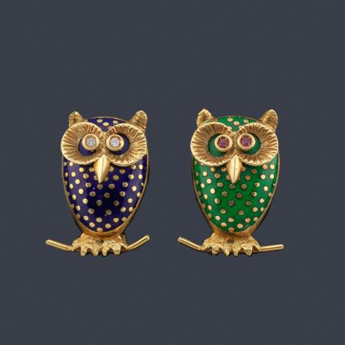  Pendientes con diseño en forma de búho uno en esmalte azul y otro con esmalte verde, con dos brillantes y dos rubíes en los ojos respectivamente.
