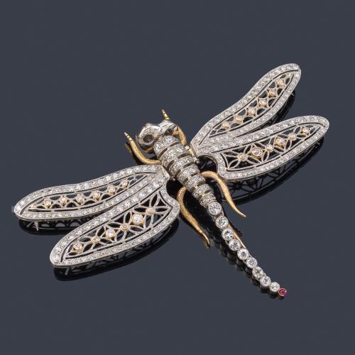  Broche en forma de libélula con diamantes talla brillante y 8/8 de aprox. 4,50 ct en total, dos zafiros y un rubí.