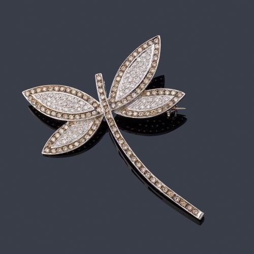  Broche en forma de libélula con diamantes incoloros y brown de aprox. 2,65 ct en total.