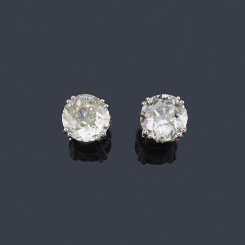  Dormilonas con pareja de diamantes talla antigua de aprox. 2,04 ct y 2,13 ct en montura de oro blanco de 18K.