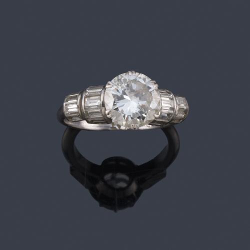  Solitario con brillante central de aprox. 2,15 ct con diamantes talla baguette en ambos lados.