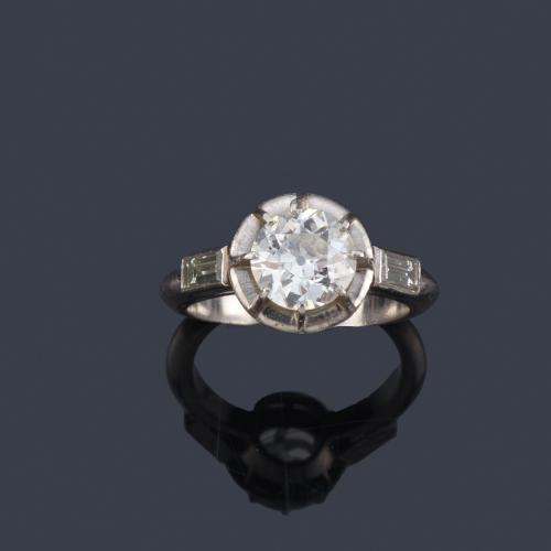  Solitario con un diamante talla antigua de aprox. 1,30 ct en total y dos diamantes talla baguette.