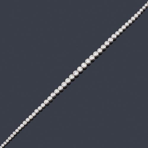  Collar rivière con brillantes de aprox. 14,00 ct en disminución engastados en chatón.