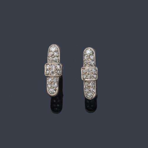  Pendientes en forma de barrita con pavé de diamantes en montura de platino.