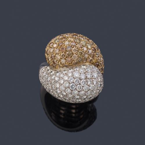  LUIS GIL
Anillo con dos brazos contrapeados con pavé de brillantes incoloros de aprox. 2,15 ct y diamantes talla brillante 'brown' de aprox. 2,30 ct en total.