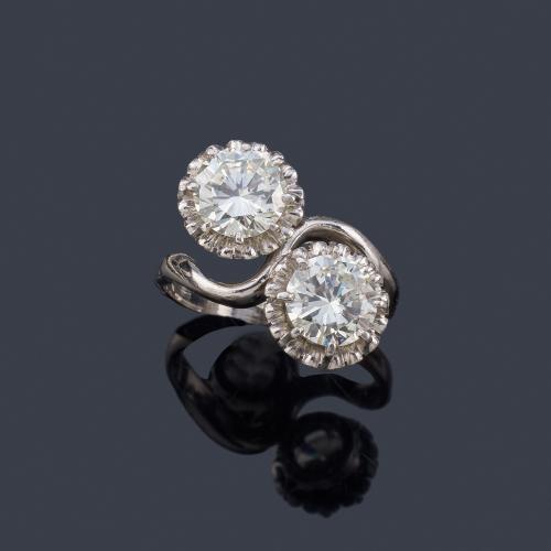  Anillo 'tu y yo' con pareja de brillantes de aprox. 1,34 ct y 1,30 ct en garra ilusión y montura de oro blanco de 18K.