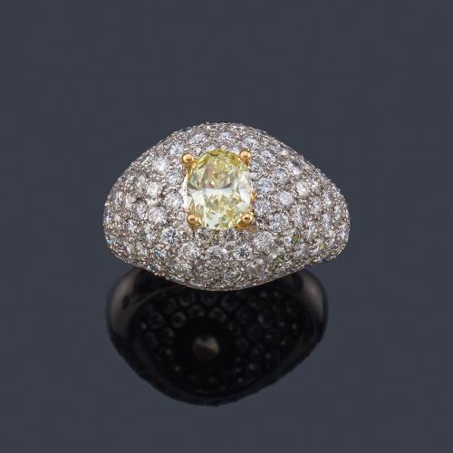 Lote 2452
Anillo con diamante central talla oval de aprox. 1,25 ct sobre pavé de brillantes de aprox. 2,10 ct en total. Certificado GIA.