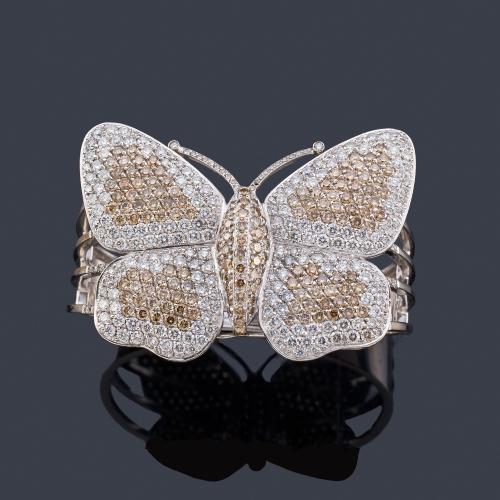  Pulsera rígida con motivo central de mariposa enriquecida con pavé de brillantes incoloros y 'brown' realizado en oro blanco de 18K.