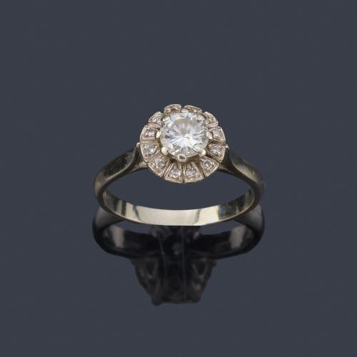  Anillo con diseño de rosetón con brillante central de aprox. 0,55 ct con orla de brillantitos.