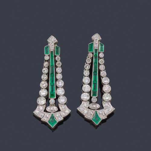 Lote 2455
Pendientes largos estilo 'Art Decó' con brillantes de aprox. 2,12 ct en total y esmeraldas calibradas en montura de platino.