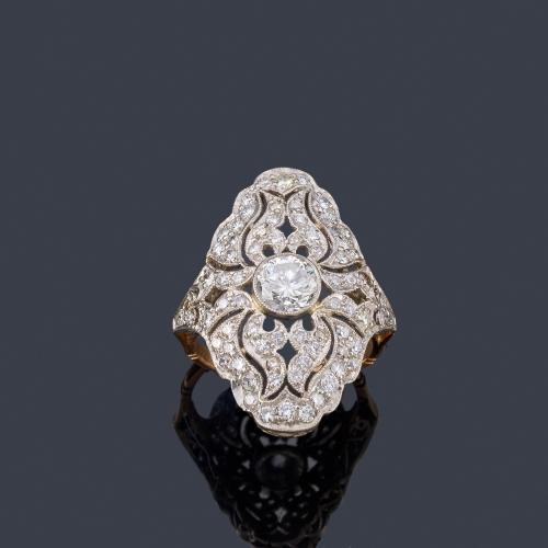 Anillo lanzadera con un brillante central de aprox. 1,05 ct con diseño calado enriquecido con brillantes de aprox. 1,30 ct en total.