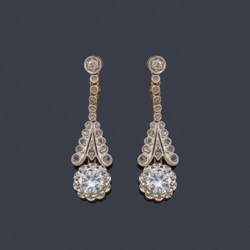 Lote 2459
Pendientes largos con pareja de diamantes talla antigua de aprox. 1,80 ct en total. Años '30