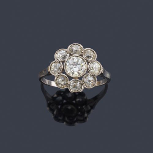 Lote 2460
Anillo con diseño de rosetón con diamantes talla antigua de aprox. 1,85 ct en total.