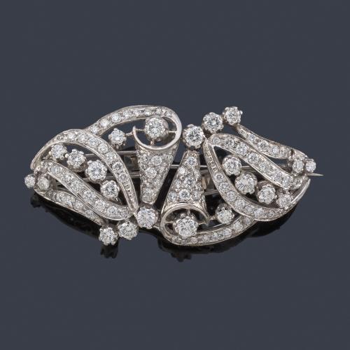  Broche doble-clip con diamantes talla brillante y sencilla de aprox. 5,67 ct en total. Años '50.