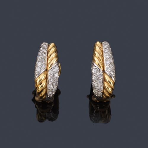  Pendientes tipo criolla con diseño gallonado en oro amarillo de 18K y pavé de brillantes sobre oro blanco.