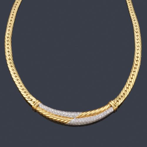  Collar con centro en pavé de brillantes sobre oro blanco de 18K con eslabones en forma de espiga realizado en montura de oro amarillo de 18K.