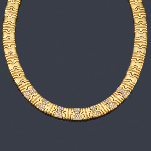  Gargantilla con eslabones articulados con motivos frontales en pavé de brillantes.
