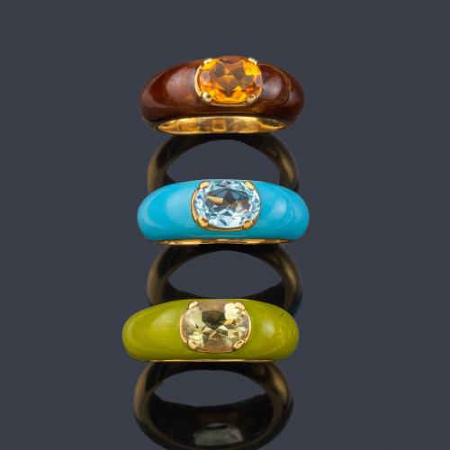  Tres anillos con esmalte verde, azul y brown con peridoto, topacio y cuarzo citrino en montura de oro amarillo de 18K.