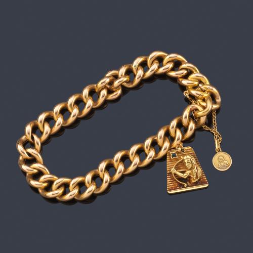  Pulsera con eslabones circulares en oro amarillo de 18K con colgante representando a Juana de Arco y medalla escapulario.