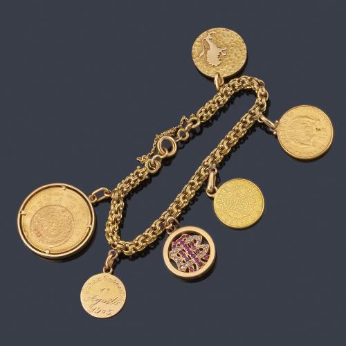  Pulsera con tres monedas colgantes, dos medallas y colgante con rubíes y diamantes talla rosa, en montura de oro amarillo de 18K.