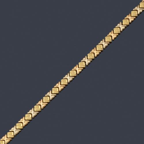  Collar con eslabones geométricos realizado en oro amarillo de 18K.