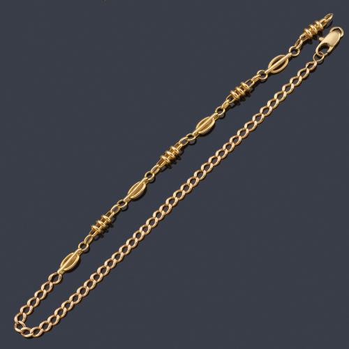  Cadena con eslabones circulares y húngaros en oro amarillo de 18K.