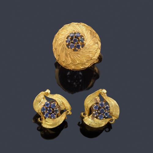  Pendientes cortos y anillo con diseño de rosetón y centro de zafiros en montura de oro amarillo mate y brillo de 18K.