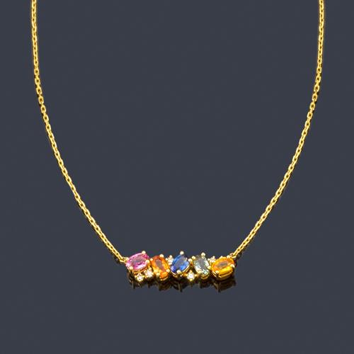 Lote 2490
Cadena con centro de zafiros multicolor de aprox. 1,52 ct salpicado con brillantes de aprox. 0,11 ct en total.