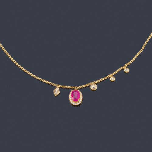  Collar con colgante con rubí talla oval de aprox. 0,88 ct con cuatro motivos móviles de brillantes.