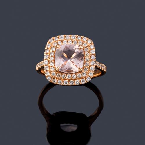 Lote 2492
Anillo con morganita central con doble orla de brillantes y banda de diamantes en ambos brazos, realizado en oro rosa de 18K.